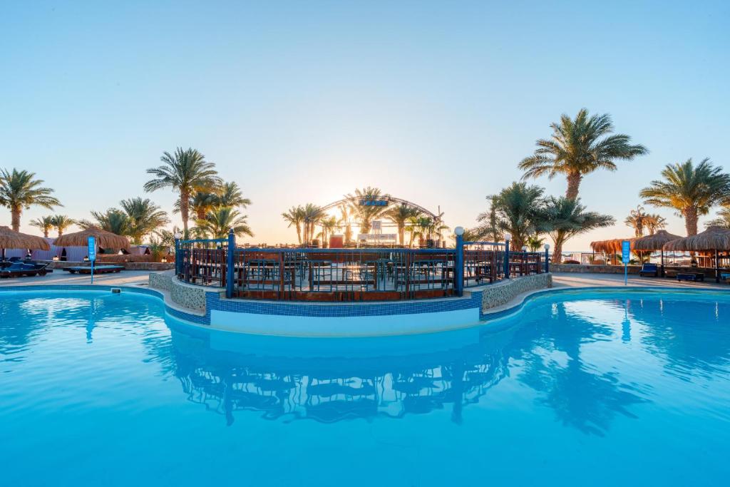 Bazén v ubytování Protels Crystal Beach Resort nebo v jeho okolí