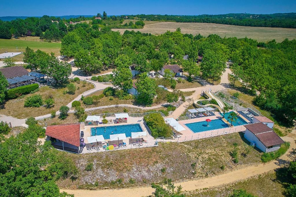 une vue aérienne d'une maison avec piscine et bassin dans l'établissement FranceComfort - Village des Cigales, à Mauroux