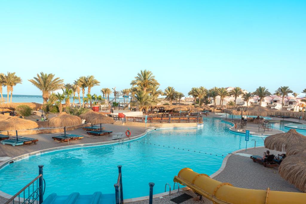 Bazén v ubytování Protels Crystal Beach Resort nebo v jeho okolí