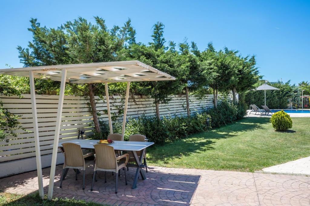 A garden outside Liostasi