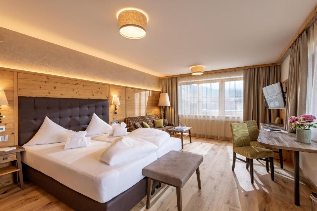 Postel nebo postele na pokoji v ubytování Alpen Glück Hotel Kirchberger Hof