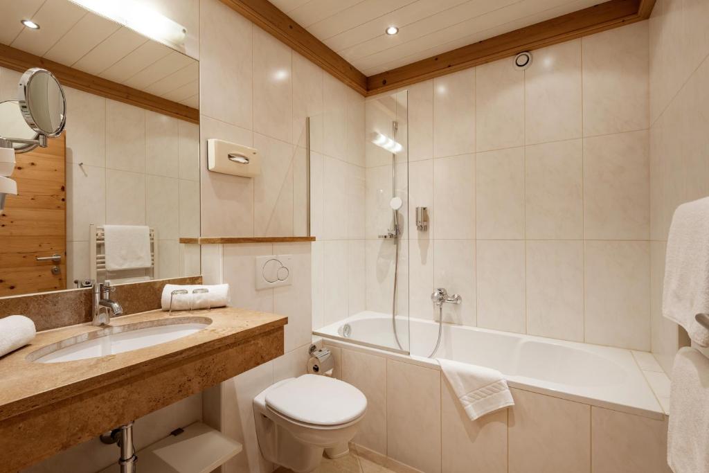 Koupelna v ubytování Alpen Glück Hotel Kirchberger Hof