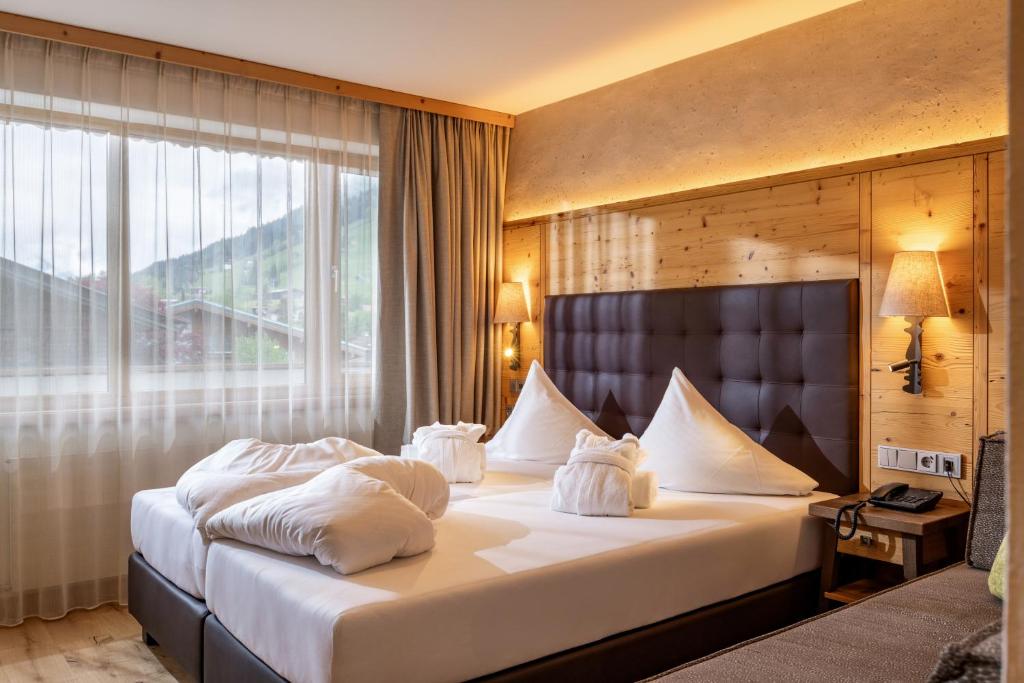Postel nebo postele na pokoji v ubytování Alpen Glück Hotel Kirchberger Hof