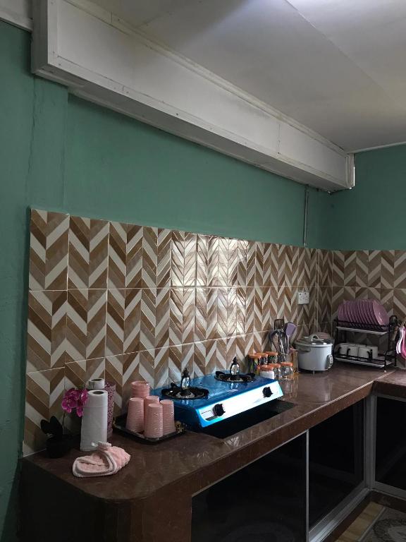 Kuchyň nebo kuchyňský kout v ubytování Homestay D'Besut
