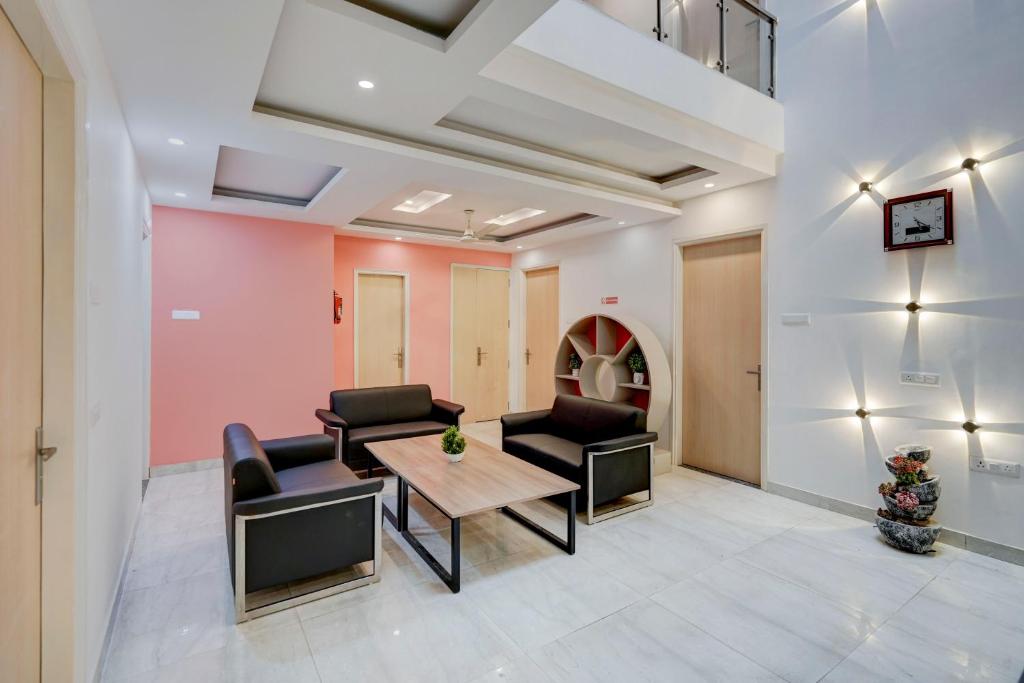 Posezení v ubytování Madstays Hotel - Medicity Near Medanta Hospital