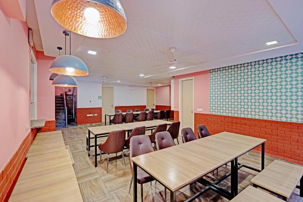 Posezení v ubytování Madstays Hotel - Medicity Near Medanta Hospital