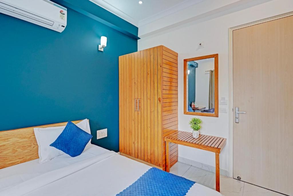 Postel nebo postele na pokoji v ubytování Madstays Hotel - Medicity Near Medanta Hospital