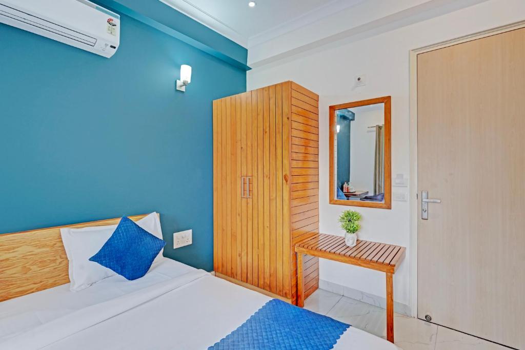 Postel nebo postele na pokoji v ubytování Madstays Hotel - Medicity Near Medanta Hospital