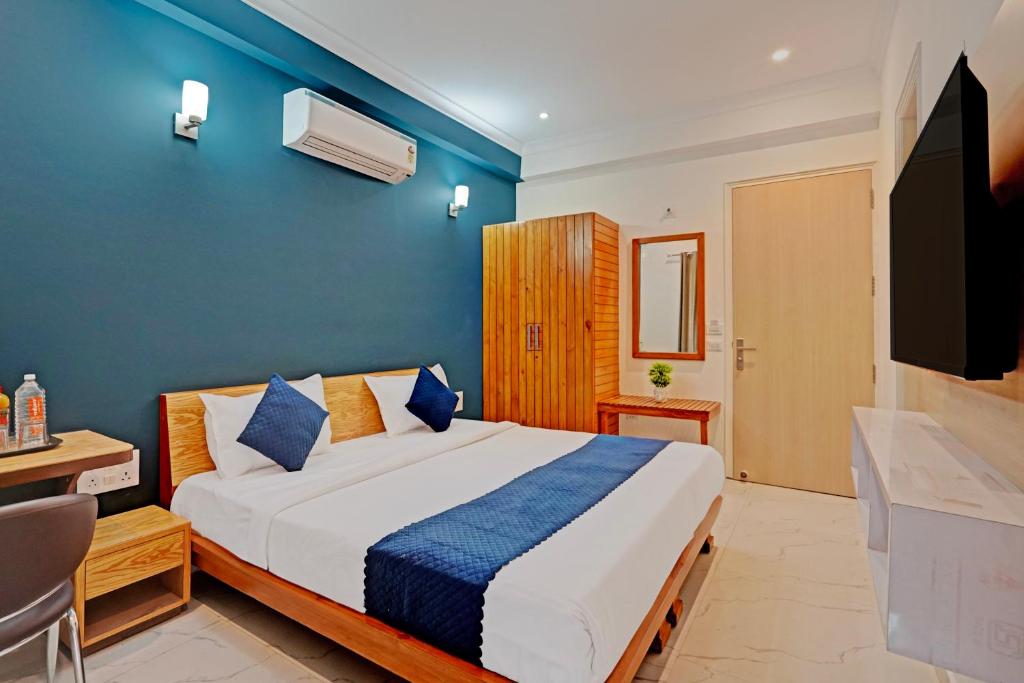 Postel nebo postele na pokoji v ubytování Madstays Hotel - Medicity Near Medanta Hospital