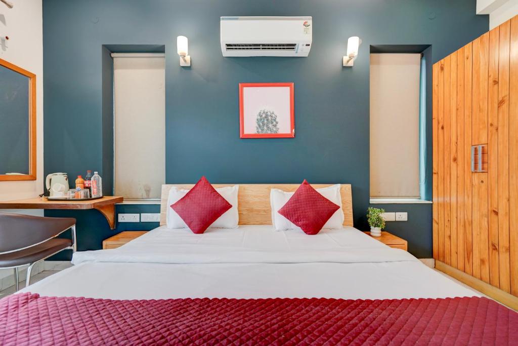 Postel nebo postele na pokoji v ubytování Madstays Hotel - Medicity Near Medanta Hospital