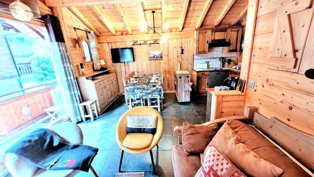 un salon avec un canapé et une table dans une cuisine dans l'établissement Résidence Eden Roc Ii - bel appartement, agencé avec soin, centre station MAE-1131, aux Gets