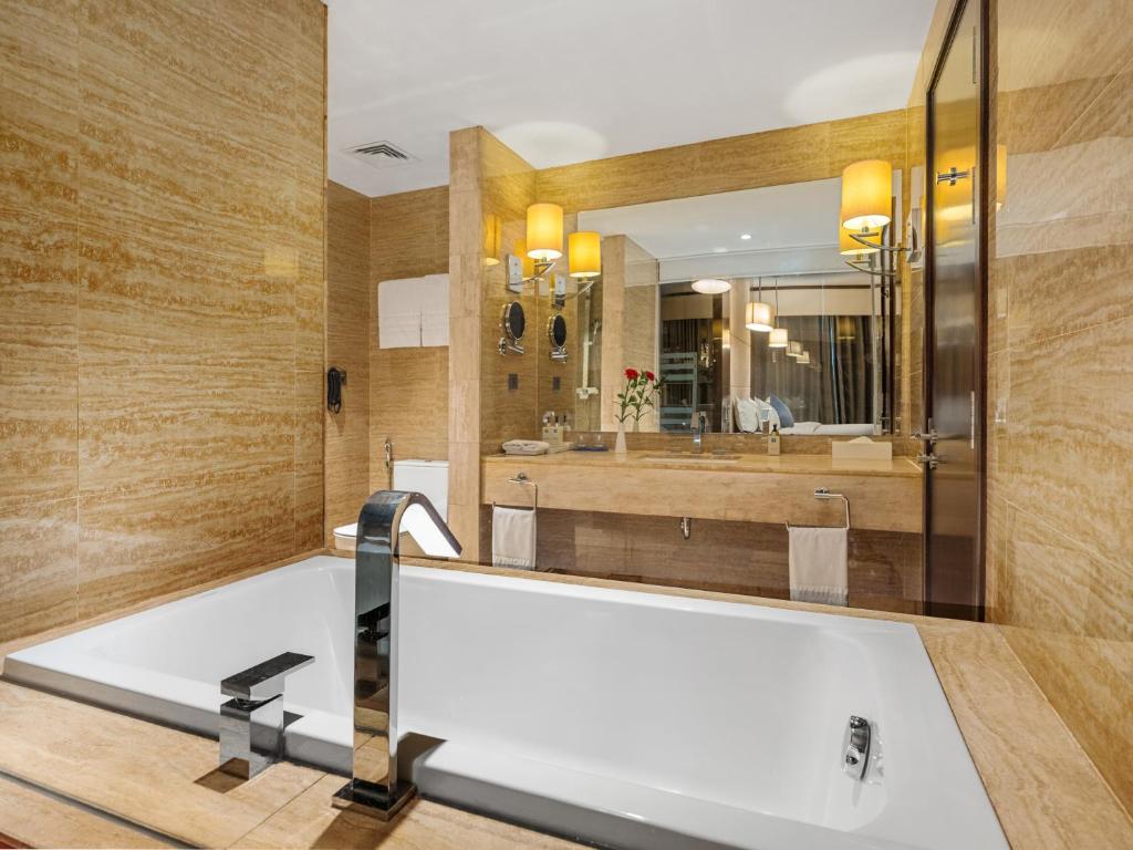 Wyndham Legend Halong - 17