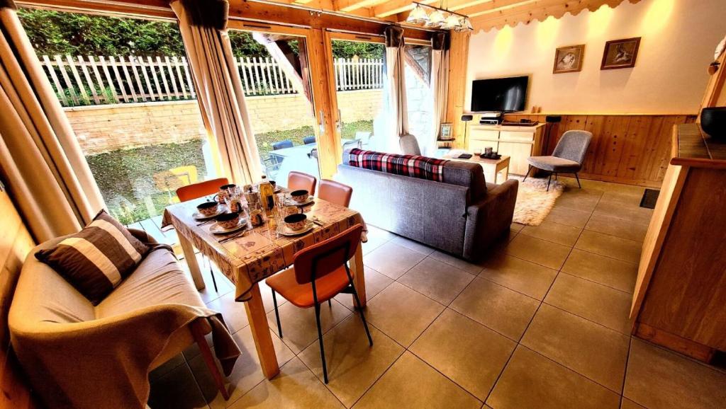 un salon avec une table et un canapé dans l'établissement Résidence Hermitage Ii - Appartement récent, proche centre et pistes MAE-1071, aux Gets