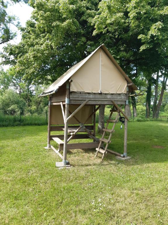 un kiosque avec un toit sur l'herbe dans l'établissement Camping Onlycamp Le Petit Port, à Châtel-Censoir
