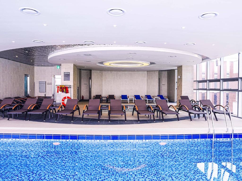 Bazén v ubytování WAVEM HOTEL west nebo v jeho okolí