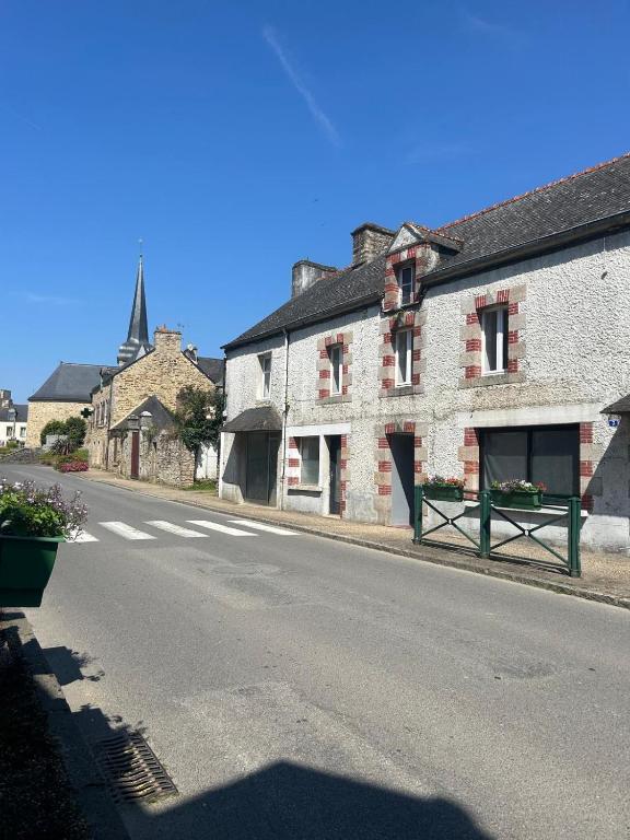 une rue vide dans un vieux bâtiment en pierre dans l'établissement Oasis Getaway, à Peillac