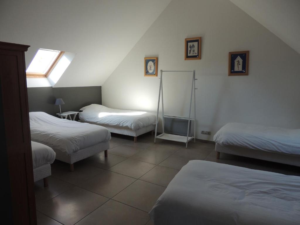 a room with two beds and a mirror in it at Les Chambres du Meunier in Juigné-sur-Loire