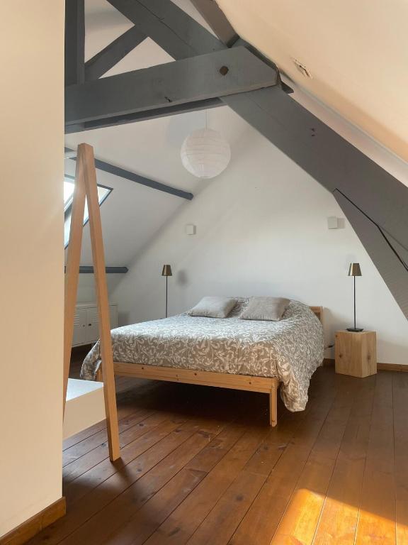 - une chambre mansardée dans l'établissement Appartement 6 personnes, 3 chambres à Mont Saint Eloi, à Mont-Saint-Éloi