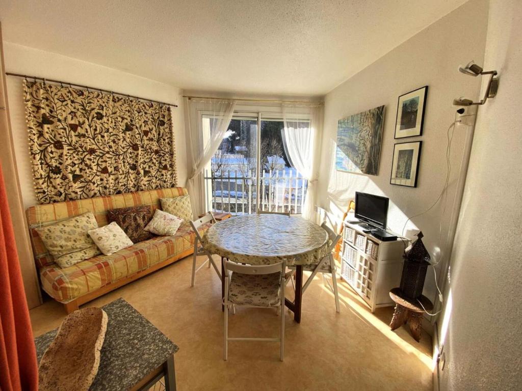 un salon avec une table et un canapé dans l'établissement Résidence Ayre - Studio exposé Sud, proche du centre de Barèges MAE-0853, à Barèges