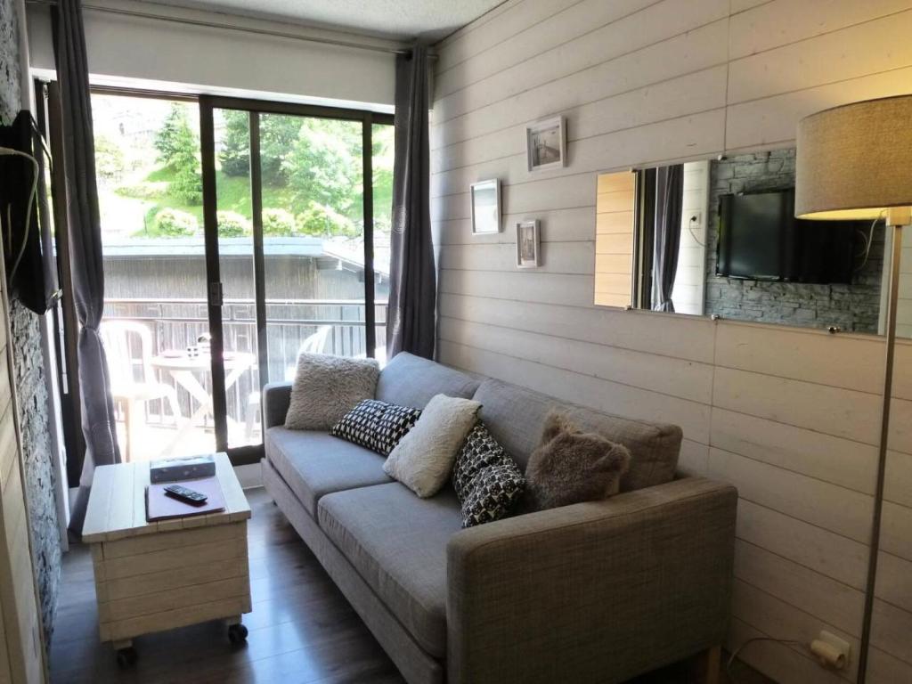 un salon avec un canapé et une télévision dans l'établissement Résidence Oncet - Studio cosy et cocooning refait a neuf au cœur de Barèges MAE-0863, à Barèges