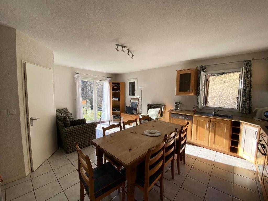 une cuisine et une salle à manger avec une table et des chaises en bois dans l'établissement Résidence Bergerie Du Bastan - Maison indépendante 6 couchages dans lotissement calme MAE-0903, à Barèges