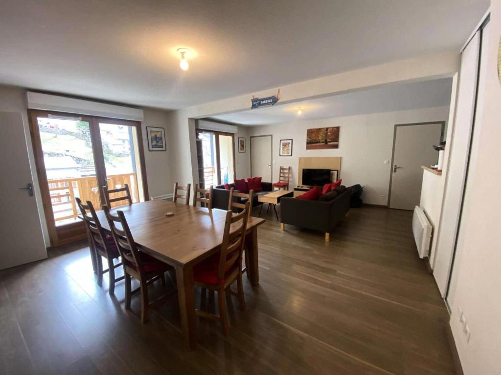 une salle à manger et un salon avec une table et des chaises dans l'établissement Résidence Bois De Marie - Appartement 8 couchages exposé SUD avec WIFI MAE-0913, à Barèges