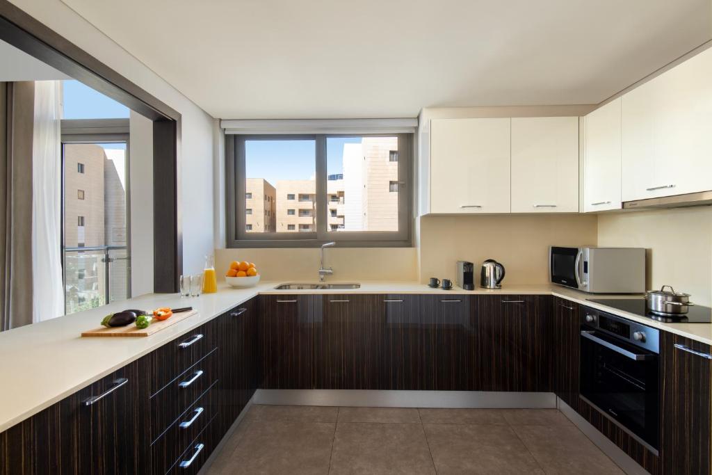 Kuchyň nebo kuchyňský kout v ubytování Marriott Executive Apartments Doha, Le Mirage City Walk