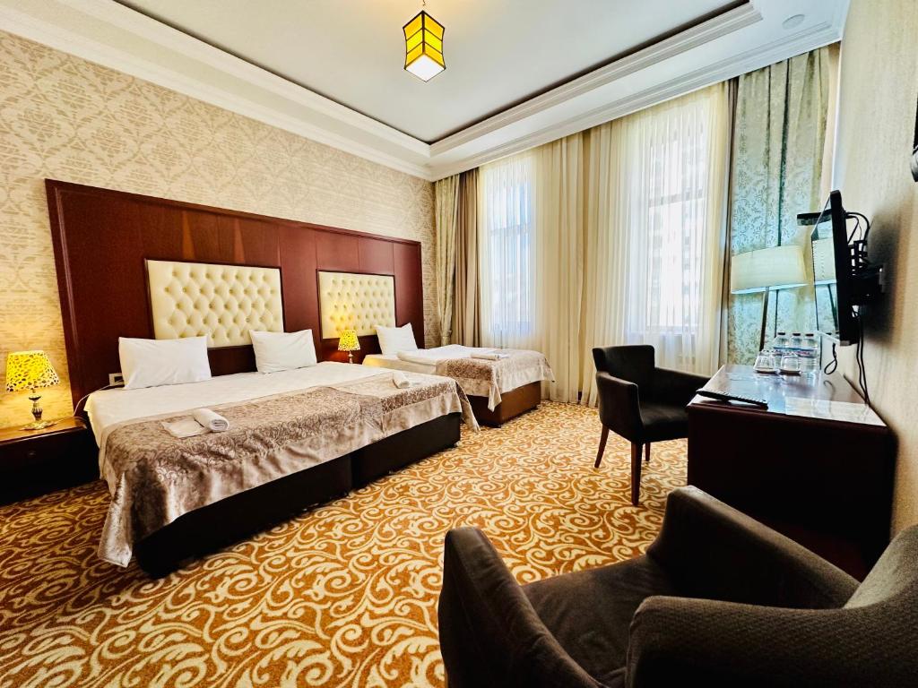 TV a/nebo společenská místnost v ubytování Clover Hotel