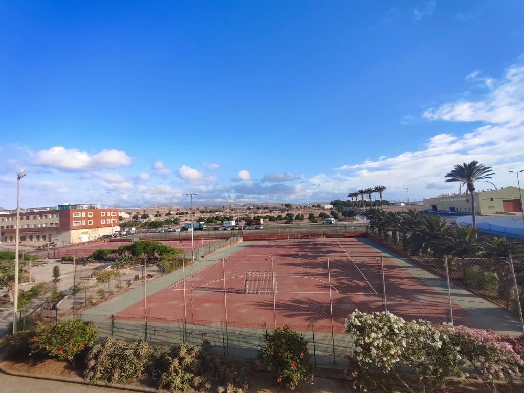 Tenis alebo squash v ubytovaní Apartamento fuerte 1 alebo jeho okolí