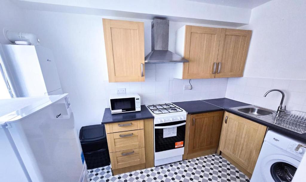 Η κουζίνα ή μικρή κουζίνα στο Kas cosy 2 Bedroom Apartment in Belvedere with great transportation links