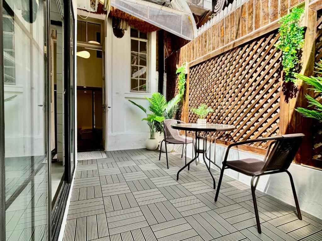 Balkoni atau teres di Duplex Garden Villa with Private Courtyard Jing'an Villa Near Metro Downtown Shanghai