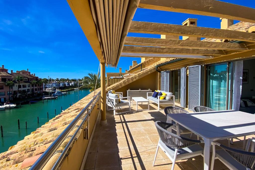 Θέα στο ποτάμι κοντά σε αυτό το διαμέρισμα