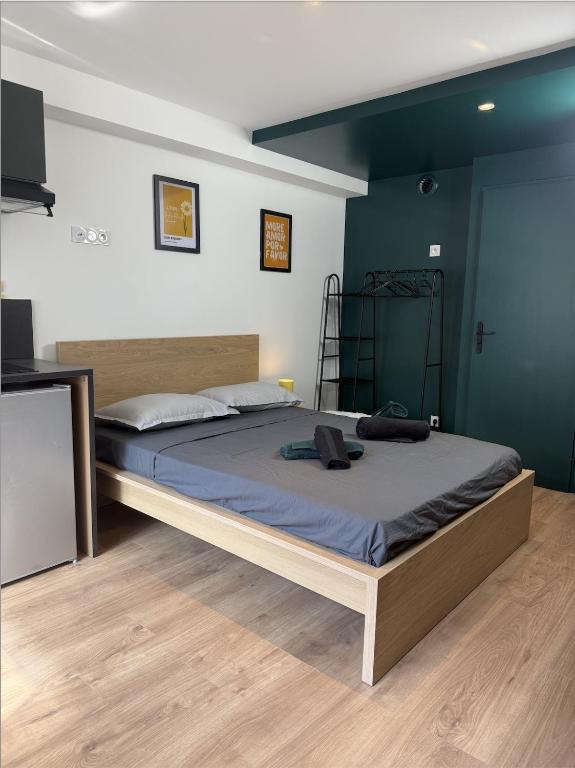 une chambre avec un grand lit dans une pièce dans l'établissement Le Jungle, à Villeurbanne