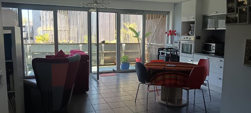 a kitchen with chairs and a table in a kitchen at Appartement katixa in Bayonne