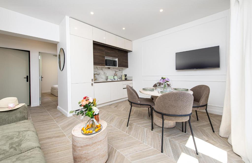 TV a/nebo společenská místnost v ubytování SERRES - Somptueux 2 pièces - Frontière Monaco - Vue Mer