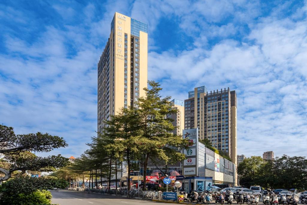深圳中濠国际酒店的一座高大的建筑,前面有很多人