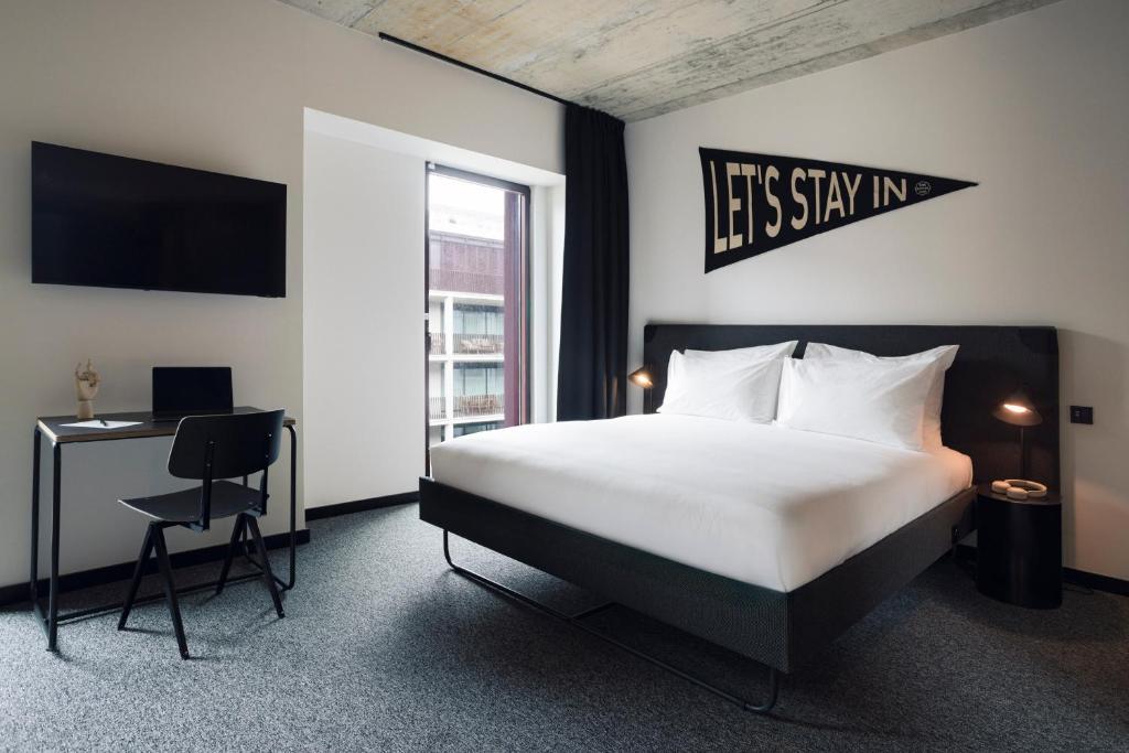 Postel nebo postele na pokoji v ubytování The Social Hub Porto Extended Stay