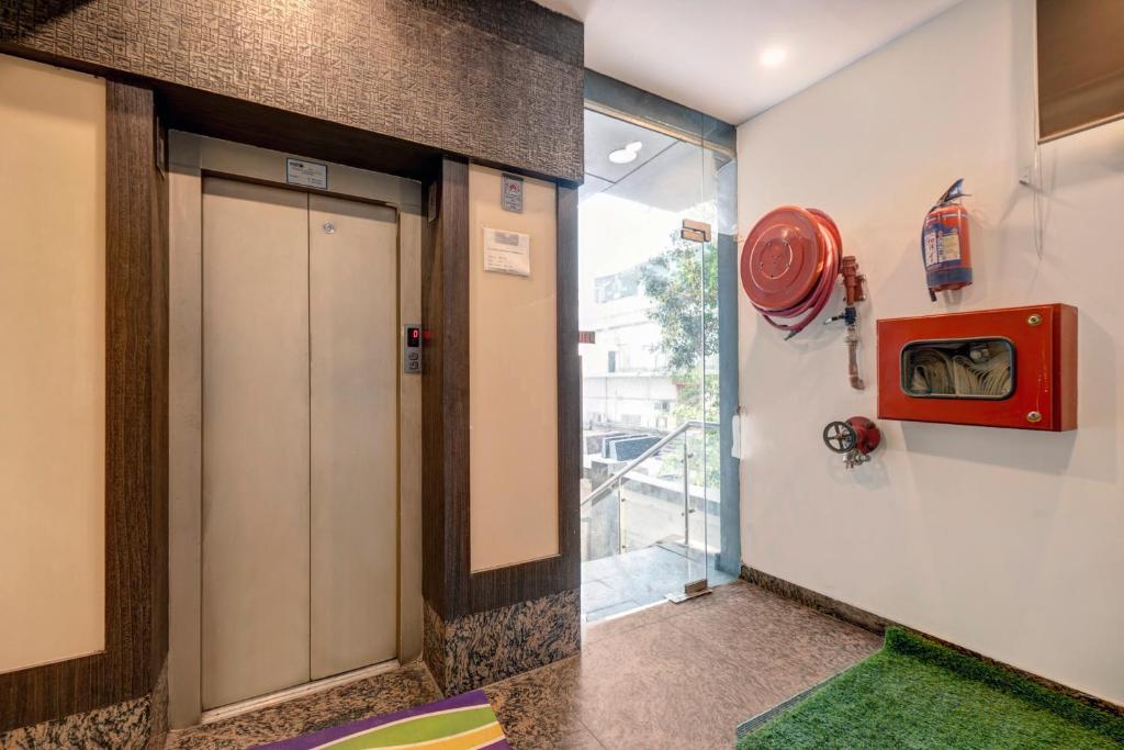 TV a/nebo společenská místnost v ubytování Treebo Riddhi Paradise