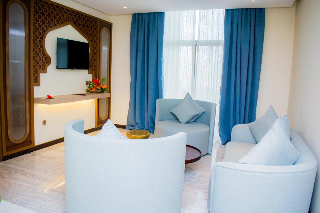 Televisi dan/atau pusat hiburan di Golden Tulip Zanzibar Airport Hotel & Spa