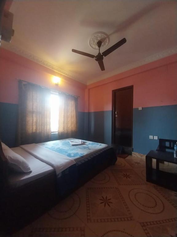 Llit o llits en una habitació de Krishna Inn
