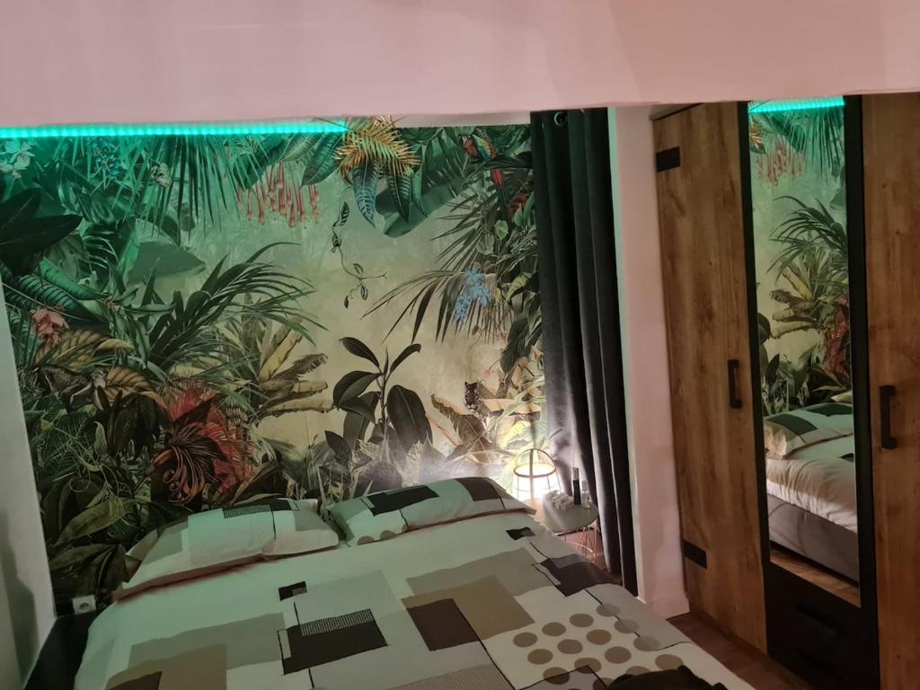 - une chambre avec une fresque murale représentant des plantes dans l'établissement City break in old center Aix!, à Aix-en-Provence