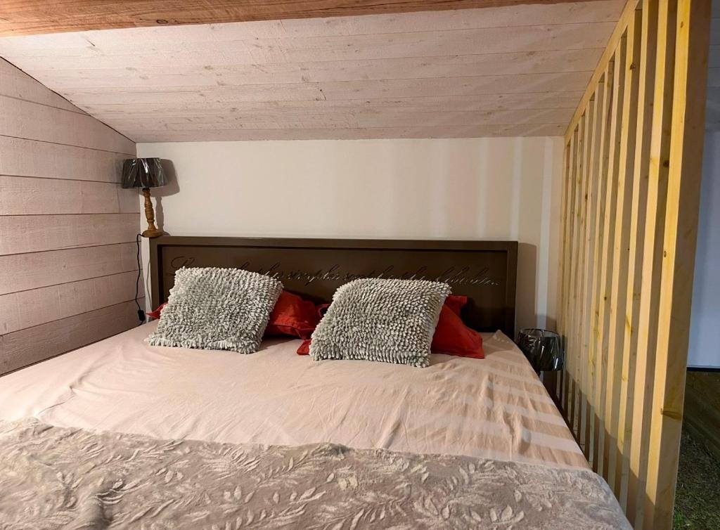 un lit avec deux oreillers dessus dans l'établissement Atelier, à Saint-Mandrier-sur-Mer