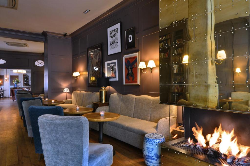 a living room with a fireplace and a couch at Monbijou Hotel in Berlin