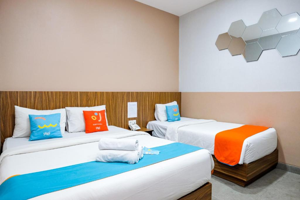 Postel nebo postele na pokoji v ubytování Sans Hotel Rajawali Surabaya by RedDoorz
