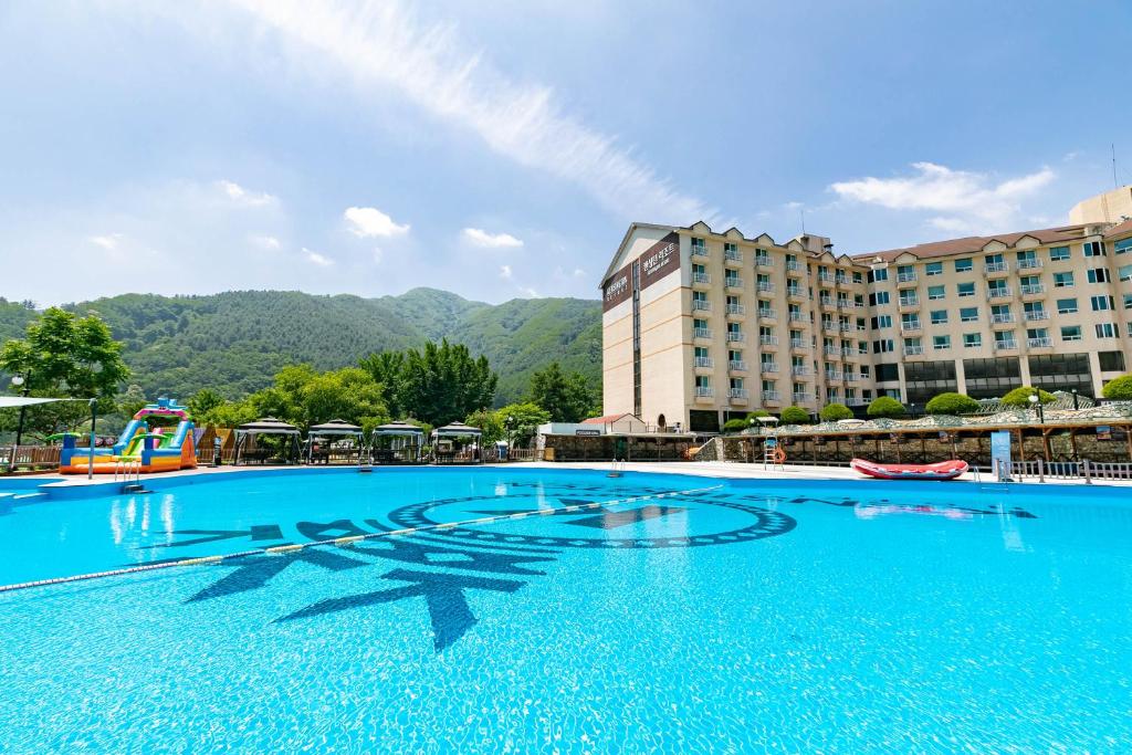 Bazén v ubytování Kensington Resort Gapyeong nebo v jeho okolí