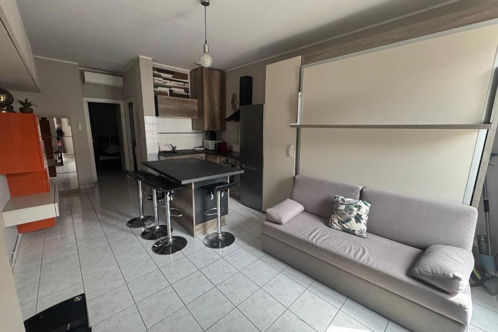 un salon avec un canapé et une table dans l'établissement Apartment 2 rooms with Wifi in the heart of Nice, à Nice