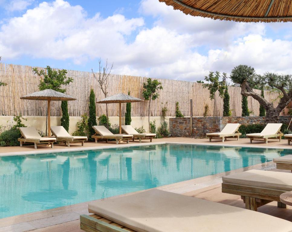 Bazén v ubytování Volta Suites and Villas nebo v jeho okolí
