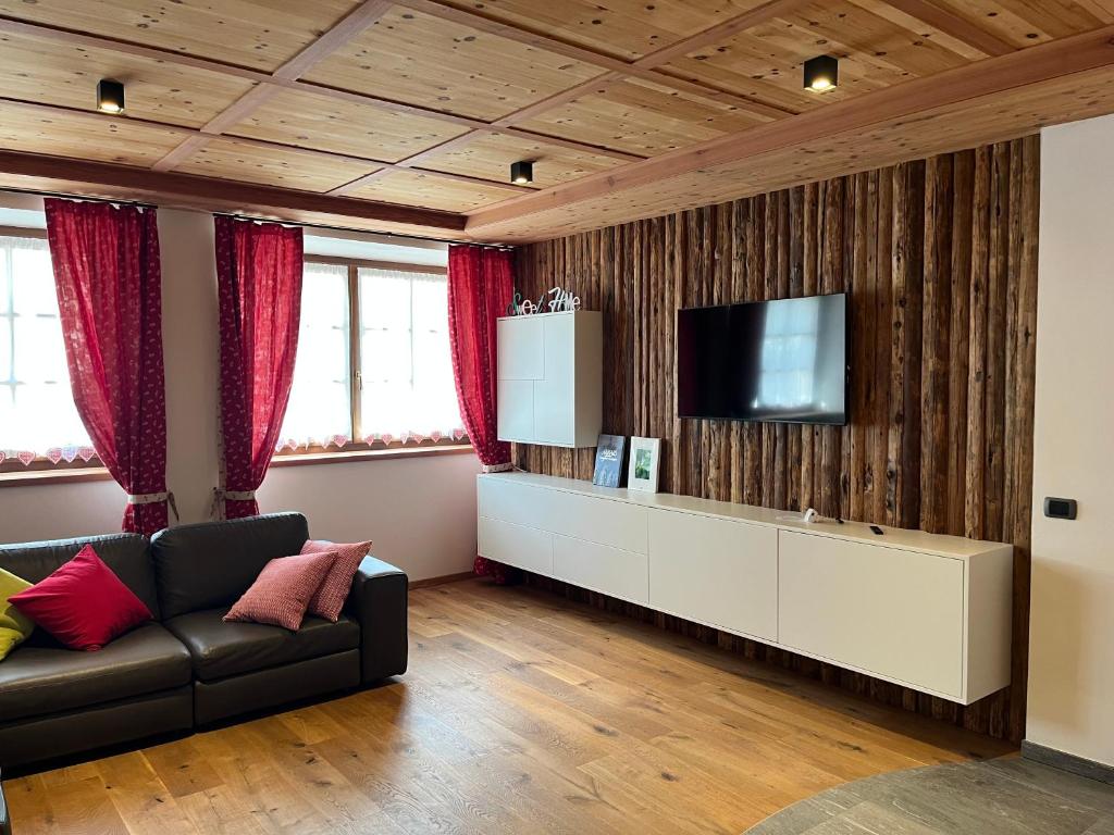 TV a/nebo společenská místnost v ubytování Casa Miramonti