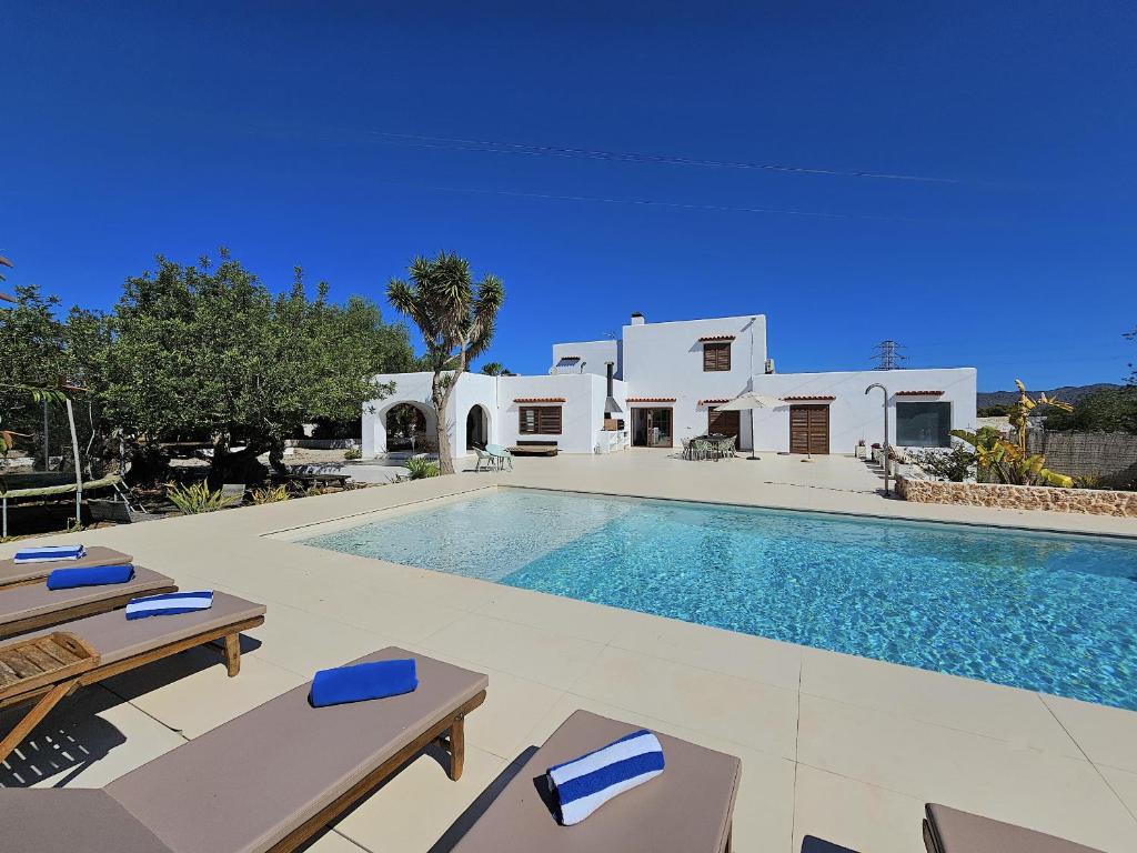 basen przed willą w obiekcie INIBIZA VILLAS - Villa Bello w mieście San Antonio