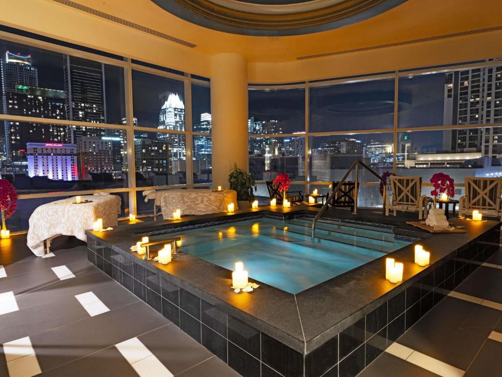 Bazén v ubytování Fairmont Austin nebo v jeho okolí